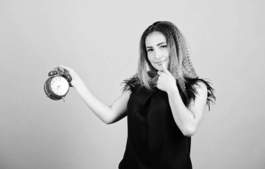 Zil çalıyor. Günaydın. Kadının geç kalması. İş için son gün. Zaman yönetimi. Zaman dilimi. Dakiklik ve disiplin. Kız çalar saati tutuyor. Rejim erken uyanma. Zaman kimseyi öldürmez.