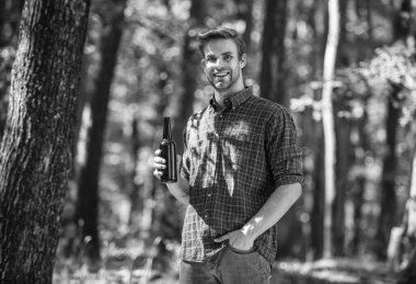 Yaz pikniğinde rahatla. Kamp sezonu başlıyor. Yürüyüşe bayılır. Turizm macerası konsepti. Kampta bira içmek. Ormanda çöp bırakma. Ekoloji kirliliği. Adam ormanda bira içiyor.