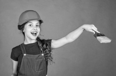 En iyisini seç. Küçük ressam boya fırçasını tutar. Renkli boya duvarı. Dekorasyon, yenileme ve yeniden inşa konsepti. Geleceğin mesleği. Hayatını renklendir. Genç bir çocuk. 1 Mayıs İşçi Bayramı