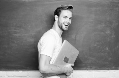 Çevrimiçi güvenlik. Web geliştirme programı. Dijital konsept. Çevrimiçi iletişim. Dizüstü bilgisayarı olan öğretmen. Yakışıklı adam modern teknolojileri kullanıyor. Dijital teknoloji. Dijital bilimleri öğren