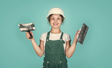 Burası benim yerim. Çocuk inşaat alanında kask takıyor. Alet spatulası olan genç bir sıva ustası. Çocuk tamir işiyle uğraşıyor. Atölyede yenileme konsepti. Meşgul profesyonel marangoz malayla