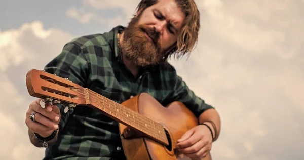 Causa rocas alternativas. músico y cantante maduro. guitarrista de estilo casual. hipster barbudo de aspecto moderno con guitarra acústica. concepto de música. brutal guapo hombre con bigote tocar la guitarra — Foto de Stock