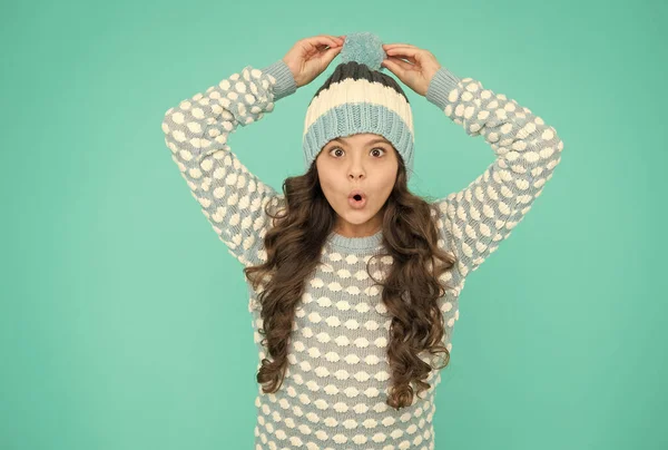 Τι έκπληξη! παιδικό στυλ χειμερινής μόδας. πλεκτά ρούχα για χαρούμενο παιδί. έφηβος με καπέλο — Φωτογραφία Αρχείου