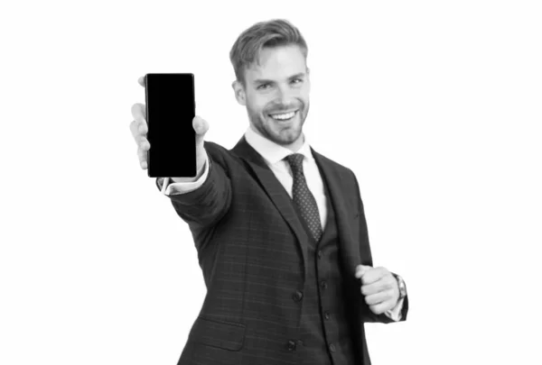 Szczęśliwy prawnik w stylu formalnym posiadają nowoczesny telefon komórkowy urządzenie izolowane na biały, smartfon — Zdjęcie stockowe