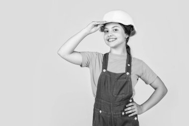 Küçük kız mühendis. İnşaat alanını ziyaret ediyorum. Çocukluk ve eğitim kavramı. Bebek yapma. Şirin çocuk miğfer takıyor. çocukluk mutluluk kavramı