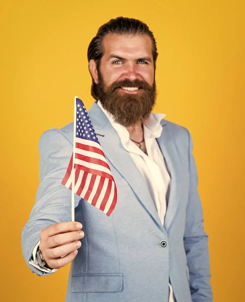 Feliz Día de la Independencia. educación del patriotismo. búsqueda de la felicidad. Orgulloso de su tierra. El barbudo es patriota. hombre de negocios con bandera americana. el cuatro de julio. día de la independencia de América — Foto de Stock