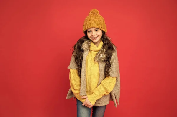 Fröhlich und positiv. Teenager-Mädchen in weichem Wollgewand. Warme Kleidungstrends. Kinderglück. Kinder tragen Strickwaren als Accessoire. Wetter und Weichheit genießen. kuscheliger Pullover. Herbstmode — Stockfoto