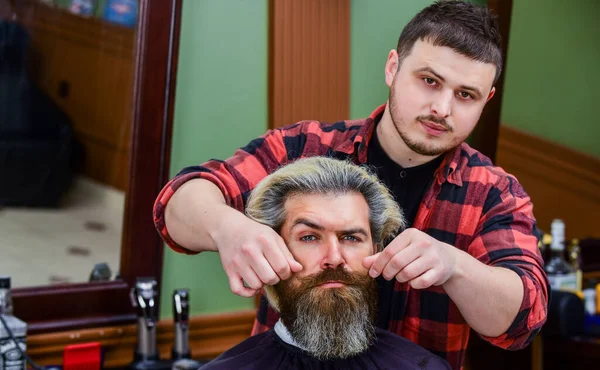 Come ti piace? maturo ragazzo caucasico con i baffi. cura barbiere maschile. barbiere. — Foto Stock