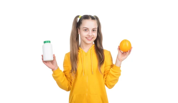 Bio étrend-kiegészítő. választás a természetes termékek és tabletták között. vitaminkészítmény bemutatása. — Stock Fotó
