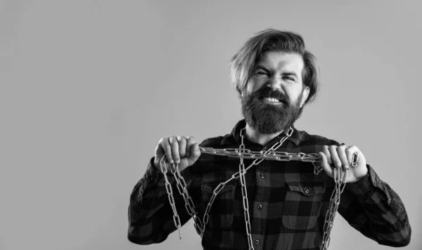 Masculinidade. Um tipo com uma longa corrente de barba. brutal maduro hipster desgaste xadrez camisa — Fotografia de Stock
