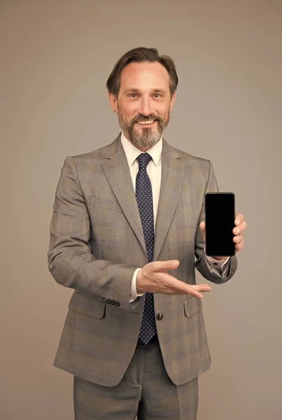 Muž formální oblečení manažer zobrazující mobilní obrazovku, propagace služby koncept — Stock fotografie