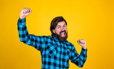 Mutlu vahşi sakallı erkek şık görünümlü, başarılı.