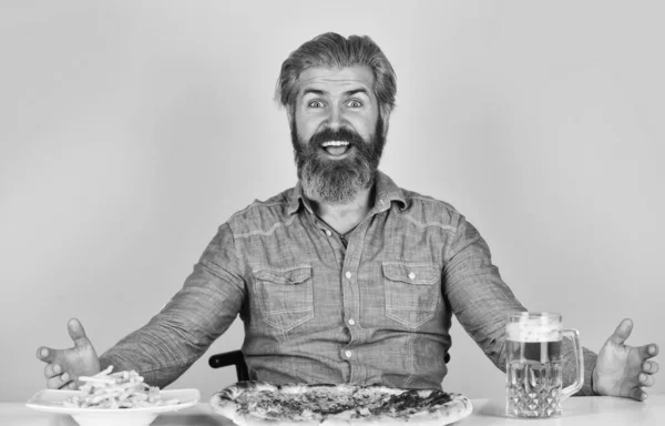 Homme regardant le football tout en buvant de la bière avec pizza et frites. manger de la pizza et boire. La meilleure fête ici. club de célibataires. S'amuser et boire au bar. menu de pub américain — Photo