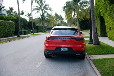 Palm Beach, Florida USA - 21 Mart 2021: Kırmızı Porsche Cayenne Coupe. arka plan.