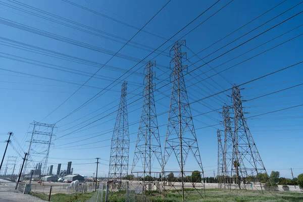 Linhas de energia elétrica de pilão produzindo energia com transmissão de tensão, energia. — Fotografia de Stock