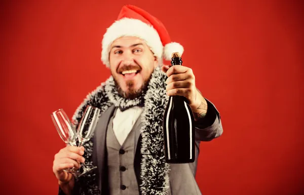 Karácsonyi parti meghívó. A szakállas, vidám hipszter télapó tartja az üveget. Ünnepeljük a karácsonyt. Vállalati karácsonyi buli. Igyunk pezsgőt. Főnök Mikulás kalap tinsel ünneplik újév vagy karácsony — Stock Fotó