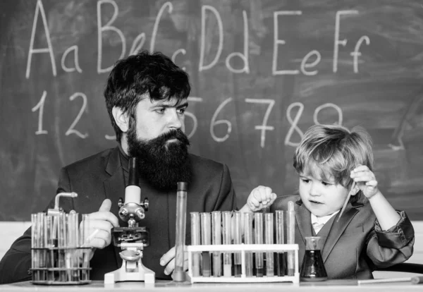 Menino pequeno com professor. De volta à escola. Filho e pai na escola. Laboratório moderno. Biólogo Realiza Experimentos Sintetizando Compostos. A inovação é a chave para tudo o que o futuro pode ser — Fotografia de Stock