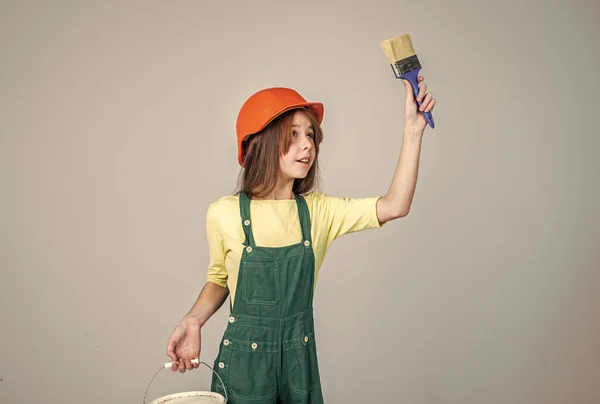 Χρειάζεται ένα μικρό διάλειμμα. ζωγράφος σε χρήση εργαλείων εργασίας. Το κορίτσι με το κράνος παίζει οικοδόμος. κτίριο και ανακαίνιση. Το παιδί χτίζει κατασκευές. Ο μηχανικός έφηβος είναι οικοδόμος. Διεθνής ημέρα εργαζομένων — Φωτογραφία Αρχείου