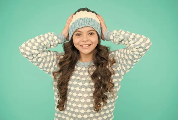 Gelukkig tiener meisje in breigoed trui en hoed heeft lang krullend haar, winter mode — Stockfoto