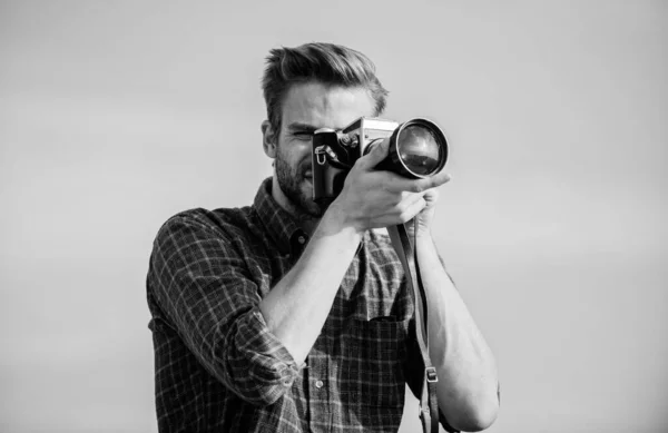 A new moment captured. photographer in glasses. capture adventure. journalist. travel with camera. male fashion style. looking trendy. macho man with camera. sexy man touristic reporter — Stock Photo, Image