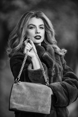 Yumuşak ceketli kürklü doku. Çekici bir kadın. Hoş bir sonbahar kıyafeti. Kış moda trendleri. Lüks segment markası. Kürk hayranı. Seksi kırmızı dudaklı kadın kürk giyiyor. Kürklü iş kadını. Kürk butiği.