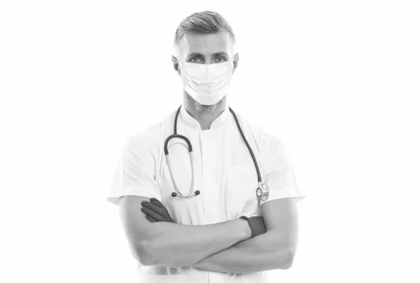 Médico assistente médico em máscara de respirador e luvas de borracha com fonendoscópio isolado em branco prestar assistência médica aos pacientes durante a pandemia de coronavírus, covid19 — Fotografia de Stock
