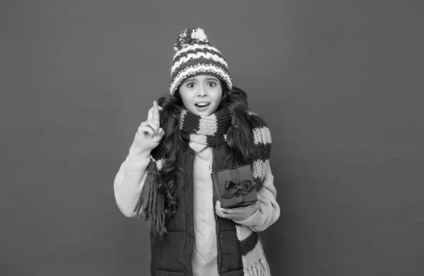 Bambino alla moda nella cura della maglieria salute nella stagione fredda contenente scatola regalo per le vacanze di Capodanno, saldi invernali — Foto Stock