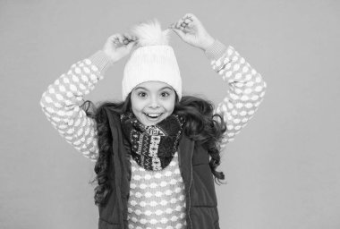 Yeni yıl tatilinde örgü şapka eşarp ve süveter giyen neşeli çocuk, mutlu çocukluk.