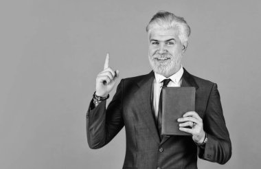 İş fikri. Mutlu iş adamı defteri tutar. Olgun bir adam sakal ve saç boyadı. Kitap okuyorum. Kitaptan ilham al. Günlük program. Erkek profesyonel öğretmen. Berber dükkanından sonra