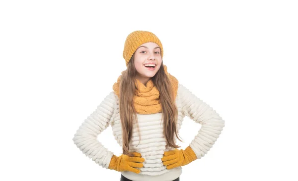 Niño feliz en bufanda sombrero de punto y guantes ropa de abrigo aislado en blanco, ropa de abrigo — Foto de Stock