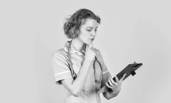 Direttamente alla giusta struttura sanitaria. Tieniti informato delle ultime informazioni. Resta a casa se non ti senti bene. Infermiera informata. Operaio medico. Dottore donna. Clinica privata o ospedale. Autorità sanitaria locale — Foto Stock