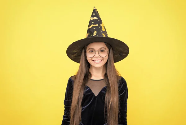 Tovenarij. Halloween heksenmeisje. Gelukkige jeugd. Een tienerkind met hoed en bril. Vrolijk kind creëert wonderen. Carnaval gekostumeerd feest. Snoep of ik schiet. Vier de feestdagen. hekserij les — Stockfoto