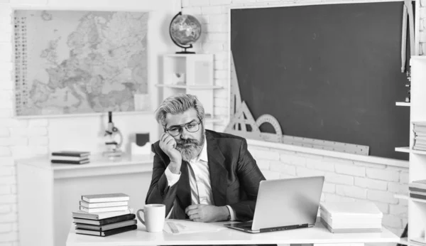 Síndrome de fadiga crónica. Primeiro descubra quantos créditos demoram um ano. Projecto escolar. Homem trabalha professor de escola na sala de aula. Bonito hipster educador maduro. Ensino à distância. Sinto-me cansado — Fotografia de Stock