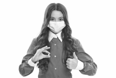 bağışıklık. Çocuk etkili ilaçlar kullanıyor. Maskeli kız hap kavanozu. Çocuk hemşiresi bunu teklif ediyor. Koronavirüs koruması. En iyi grip tedavisi. Semptomatik tedavi. Virüs salgınına karşı. başparmak yukarı