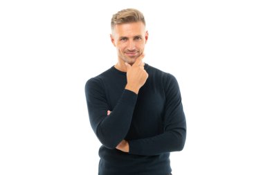 Siyah tişörtlü, düşünceli, düşünceli, beyaz tenli mutlu bir adam.