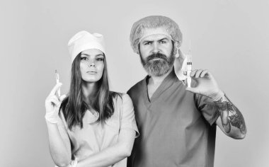 Sağlık ve tıp. Çin 'den gelen koronavirüs salgını. Dokunulmazlığı korumak. Hemşire ve doktor şırınga kullanıyor. Virüs aşısı. Enfeksiyon aşısı. Sıvı uyuşturucu ya da uyuşturucu