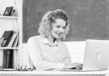 Zeki kız öğrenci. Öğretmenler toplantısı. Öğretmenler için çevrimiçi topluluk. Modern okul. Öğretmenler günü. İnternette çalışan bir kadın. Mesafe eğitimi. Eğitmen internette sörf yapıyor. İletişim sosyal ağları