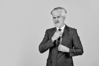 Strateji etkili bir başlangıç. İş danışmanlığı. Olgun bir adam sakal ve saç boyadı. Berber dükkanı kuaför salonu. Senin için bir çözüm. Sakallı hippi işadamı. İş için hizmet. İş kurma