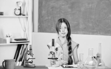 Mutlu çocuk sonbahar yapraklarında dinlenirken kulaklık takıyor, müzik çalıyor.