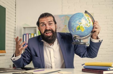 Gaddar traşsız adam. Sınıfta üniversite öğretim görevlisi. Eğitim.