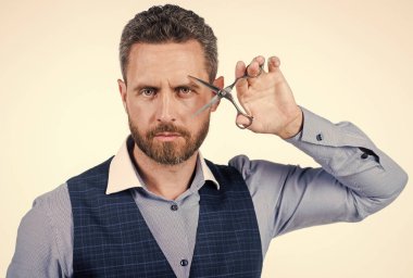 Tamirci teknik işler yapıyor. Elektrikçi tesisatçı tamirci. Ustayı ara. Yenileme konsepti. Becerikli bir işçi. İşçi. Tamirci deneyimli bir işçi. İnşaat işçisi. Bozuk teknikler tamir ediliyor