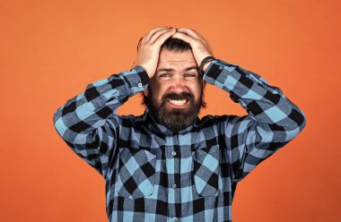 Benim için çok acı verici. Kareli gömlekli acı çeken bir adam. Adamın turuncu arka planda başı ağrıyor. Vahşi sakallı hippi acı hisseder. Bıyıklı, olgun bir adam. İnsan duygularını ifade etmek