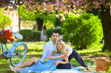 İlk karşılaşma. Yaz tatili gezisi. Sakura 'nın altında bir adam ve bir kız. Birbirine aşık çiftler parkta romantik bir akşam yemeğinde şarap içerler. Bisiklette aşık çiftlerin pikniği. Aile ilişkisi ve arkadaşlık