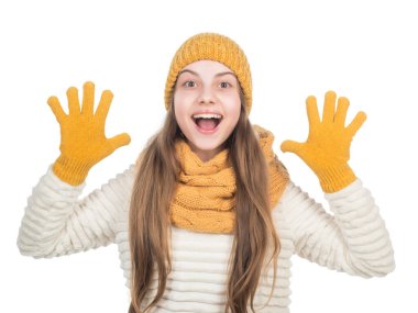 Saf mutluluk. Kış kıyafetleri içinde mutlu bir genç kız. çocukluk mutluluğu. Küçük çocuk örgü giyer.