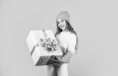 Keşfetmeyi unutma. Macera yakalamak. Gazeteci. Kamerayla seyahat et. Erkek modası. Moda görünüyor. Gözlüklü fotoğrafçı. Kameralı maço adam. Seksi adam turistik muhabir