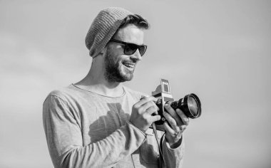 Sabit tutarak hayatı değiştirmek. Macera yakalamak. Gazeteci. Seksi turist muhabiri. Gözlüklü fotoğrafçı. Kamerayla seyahat et. Erkek modası. Moda görünüyor. Kameralı maço adam.