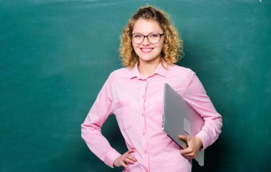 Yazılım kalitesi güvencesi kariyeri. Programlama dilleri çalış. İnternette sörf yapan kız. Modern eğitim. Okul öğretmeni defteri. Mesafe öğrenme. Dijital teknolojiler okulu. Çevrimiçi okul