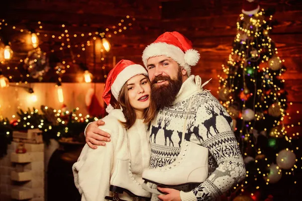 C'est la saison pour être Jolly. couple amoureux. Chapeau de Père Noël homme et femme. Joyeux Noël. Un couple adoré. vacances d'hiver. Sport et passe temps. famille aime patinage artistique. Bonne année. Activité hivernale — Photo