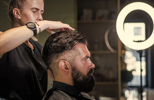 Correção de barba no salão de barbearia pelo mestre para hipster, moda de cabelo — Fotografia de Stock