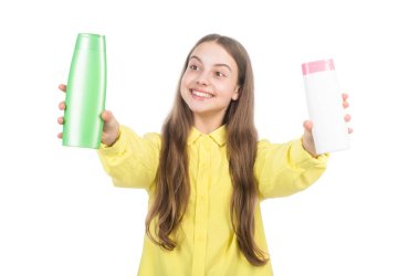 Mutlu çocuk şampuanı ya da saç kremi şişesini sunar.